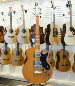 Pre-Loved Gibson L6-S Custom 1977 Electric Guitar in Hardcase