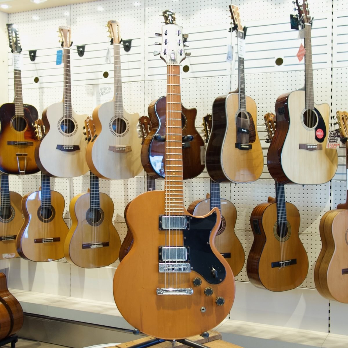 Pre-Loved Gibson L6-S Custom 1977 Electric Guitar in Hardcase