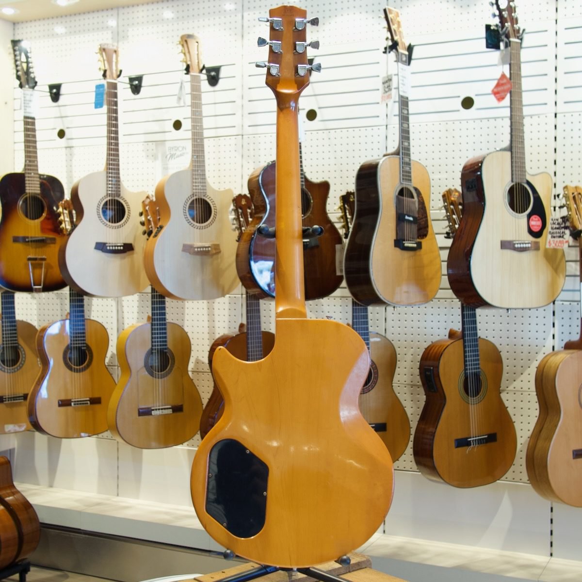 Pre-Loved Gibson L6-S Custom 1977 Electric Guitar in Hardcase - Image 2