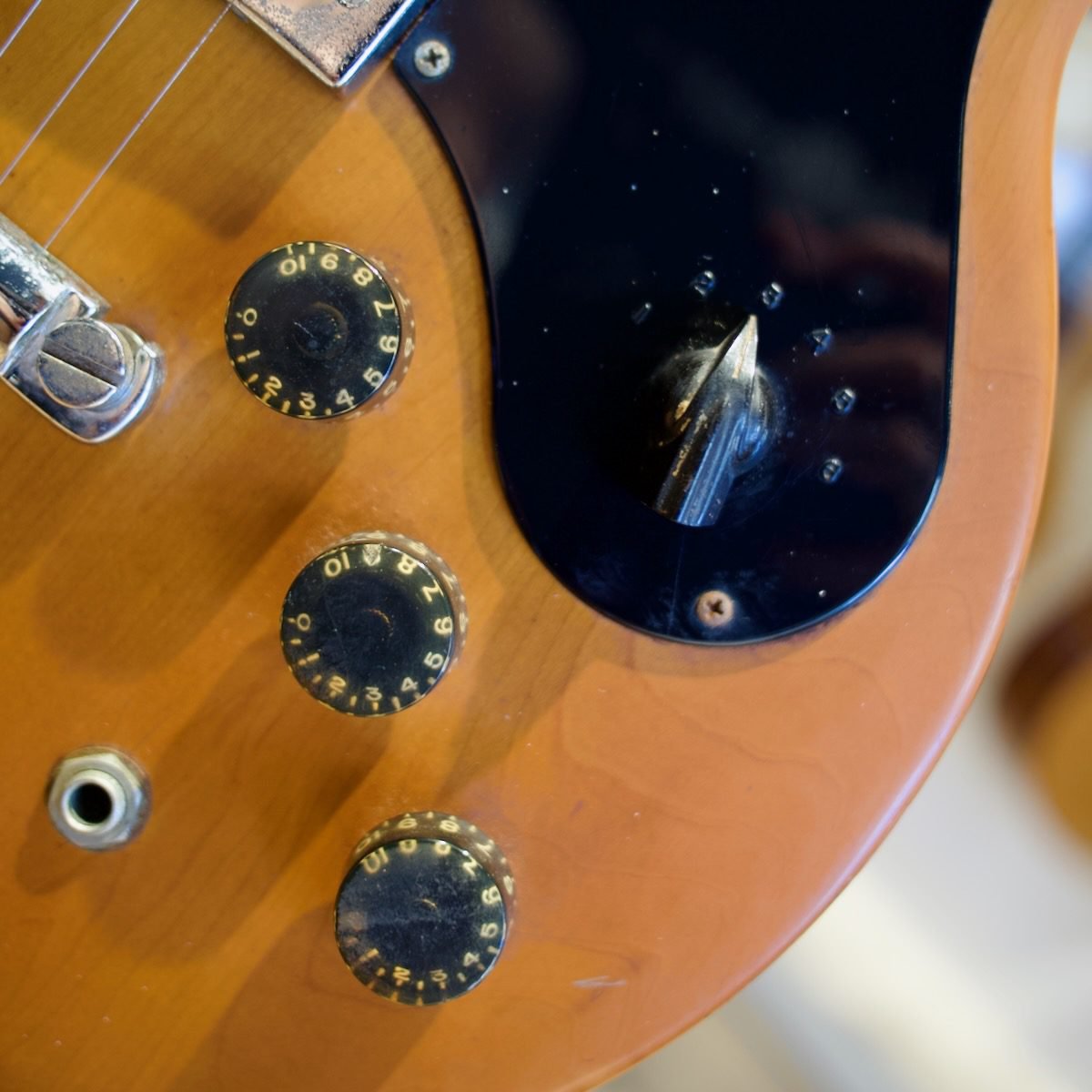 Pre-Loved Gibson L6-S Custom 1977 Electric Guitar in Hardcase - Image 3