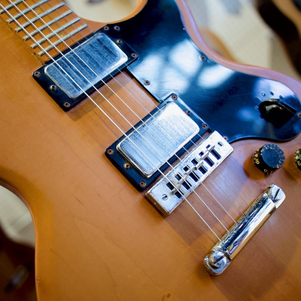 Pre-Loved Gibson L6-S Custom 1977 Electric Guitar in Hardcase - Image 4