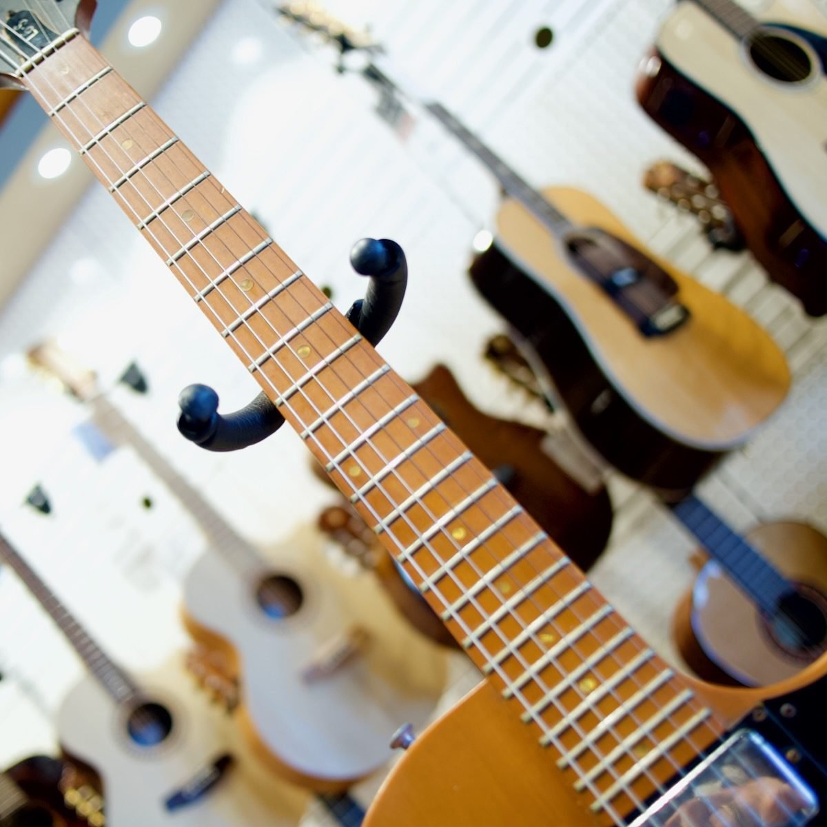 Pre-Loved Gibson L6-S Custom 1977 Electric Guitar in Hardcase - Image 6